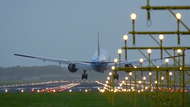 Αεροπλάνο της Klm airlines πλησιάζει πίσω από τα ΦΩΤΑ προσγείωσης — Αρχείο Βίντεο