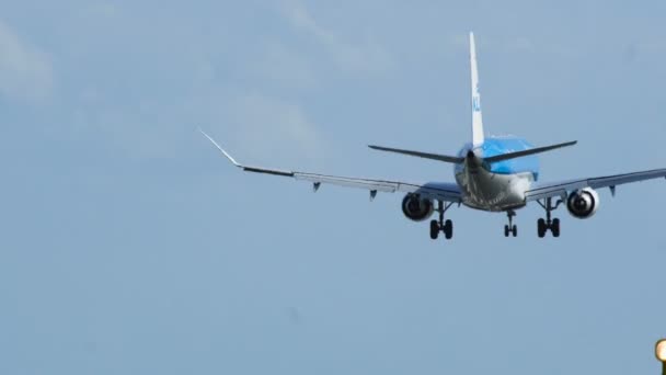 Boeing 737-Klm légitársaság föld, a szél oldalán — Stock videók