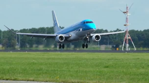 Embraer ERJ-175STD aterrizaje en el aeropuerto de Schiphol — Vídeos de Stock