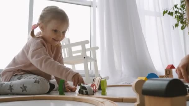 Beetje lachende meisje spelen met speelgoed — Stockvideo