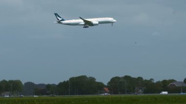 Cathay Pacific Airbus A350 Schiphol Havalimanı'na yaklaşıyor