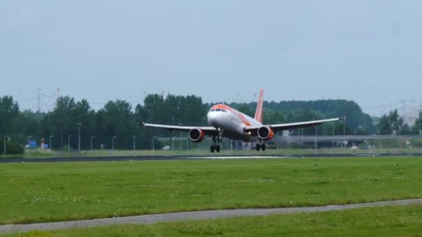 Προσγείωση Easyjet Airbus A320 στο αεροδρόμιο του Άμστερνταμ Schiphol — Αρχείο Βίντεο