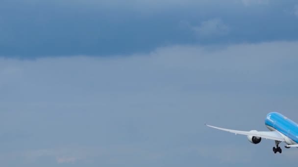 KLM Airlines Boeing 787 ta av — Stockvideo