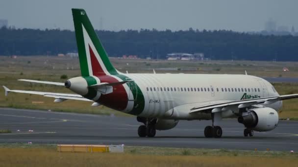 Alitalia Airbus A319 se obrátit na dráhu — Stock video