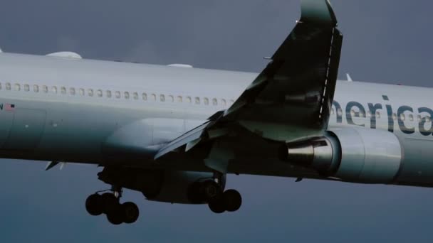 American Airlines yaklaşmakta olan Boeing 767 Schiphol Havaalanı'na — Stok video