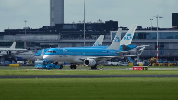 Letecká společnost KLM Embraer Erj-190std je tažen v závěsu — Stock video