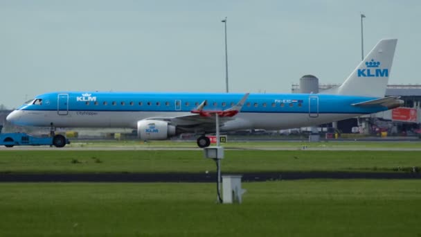 KLM airlines Embraer ERJ-190STD é puxado a reboque — Vídeo de Stock