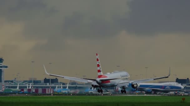 スキポール空港での着陸のアメリカン航空のボーイング 767 — ストック動画
