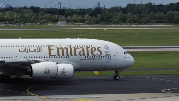 空客 A380 阿联酋航空公司滑行 — 图库视频影像