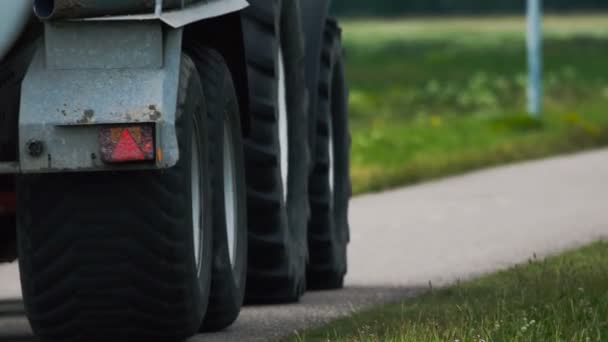 Caminhão em movimento na estrada — Vídeo de Stock