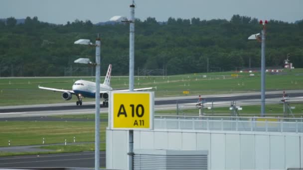 克罗地亚航空公司空客 A320 降落在慢动作 — 图库视频影像