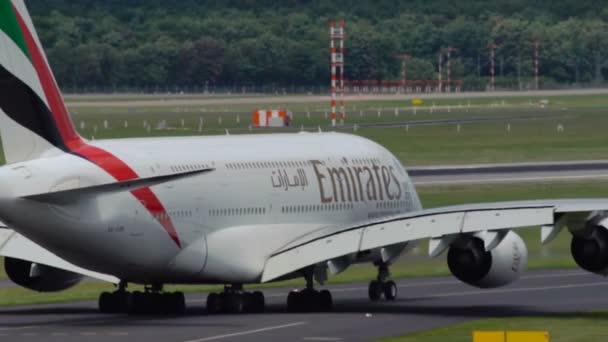 Airbus A380 av Emirates Airlines taxning — Stockvideo