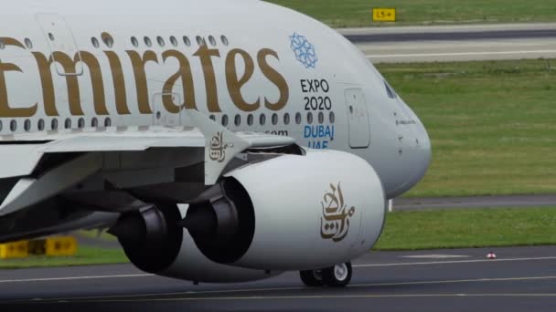 Airbus A380 dari Emirates Airlines taxiing — Stok Video