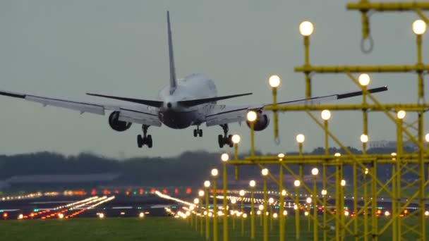 Boeing di United Airlines atterra all'aeroporto di Schiphol — Video Stock