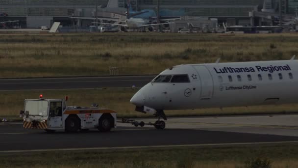 Lufthansa Bombardier CRJ900 é puxado no reboque — Vídeo de Stock