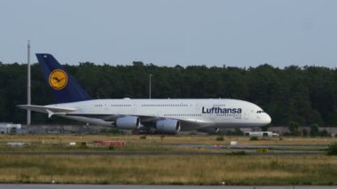 Airbus A380 Lufthansa Arilines, tow makine tarafından çekiyor
