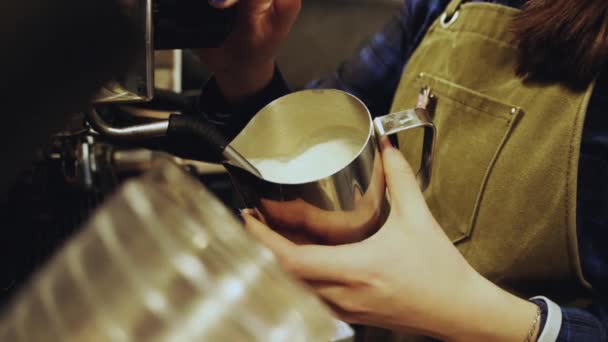 Barista bate la leche en la máquina de café — Vídeo de stock