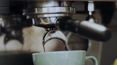 Kahve makinesinde espresso hazırlıyorum.