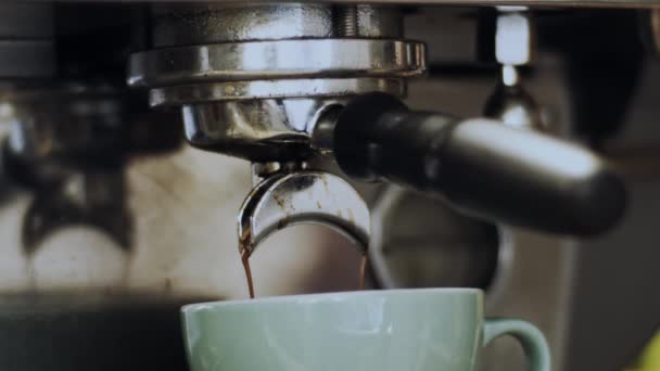 Kahve makinesinde espresso hazırlıyorum. — Stok video