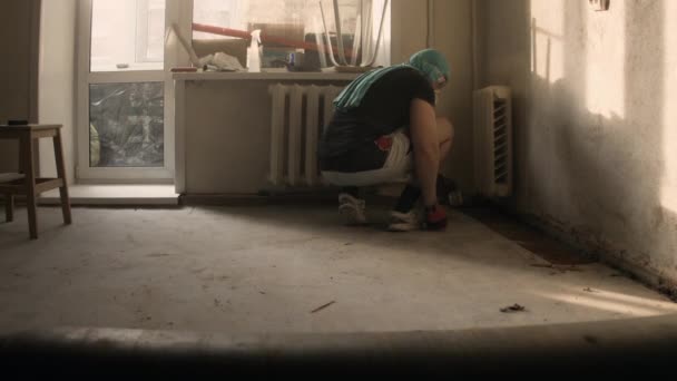 Працівник демонтує стару паркетну підлогу — стокове відео