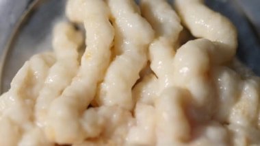 Kıyma makinesi ekmeği sütle keser.