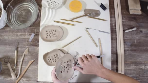 Pottenbakker maken van keramische zeepbakje — Stockvideo