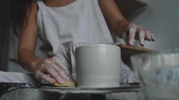 Tradycyjna ceramika. Tworzenie glinianego garnka — Wideo stockowe