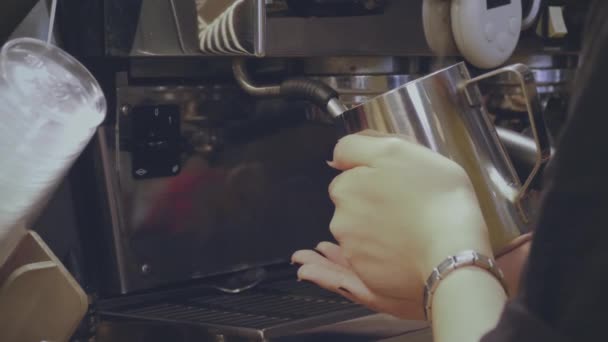 Barista megkorbácsolja a tejet a kávéfőzőben. — Stock videók