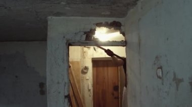 Adam balyozla duvarı kırıyor.