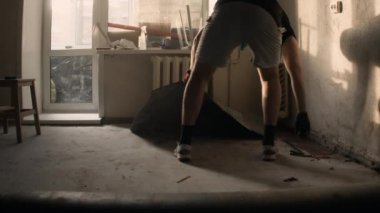 İşçi eski parke zeminini söker