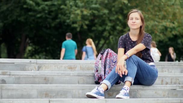 Woman sit on the stairs outside — Stock Video