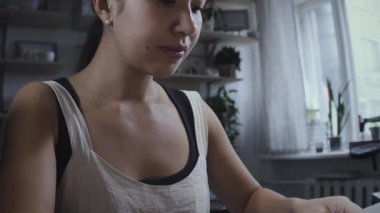 İş yerinde Asyalı kadın çömlekçi.