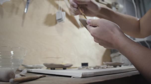 Женский поттер покрытия Сырой глины продукт с водой — стоковое видео