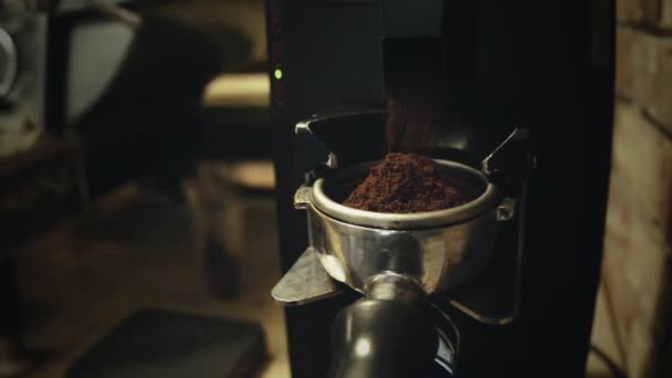 Moler café cae a un cuerno — Vídeo de stock