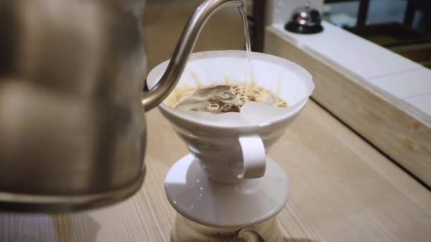 Barista faire du café en utilisant un entonnoir — Video