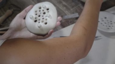 Kadın Potter Kapağı Ham Clay Ürünleri Sulu