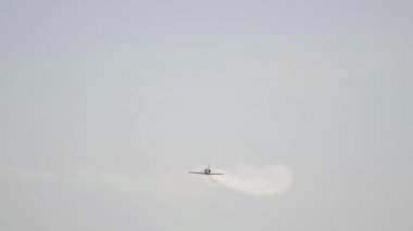 Aero L-39 Aerobatik Rus Albatros uçağı hava gösterisinde.