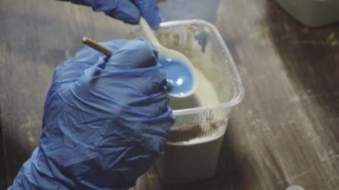 Potter beyaz jöleyi mavi renge boyuyor.