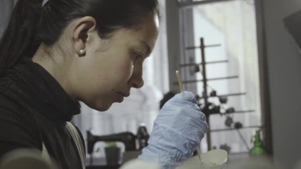 Азиатский гончар глазирует глиняные изделия в мастерской — стоковое видео