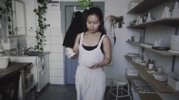 Asiático mestre oleiro coloca um argiloso em um forno — Vídeo de Stock