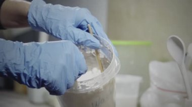 Usta çömlekçi kil kaşığı parlatır