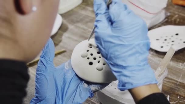 Майстер гончарні глазурі глиняний посуд в майстерні — стокове відео