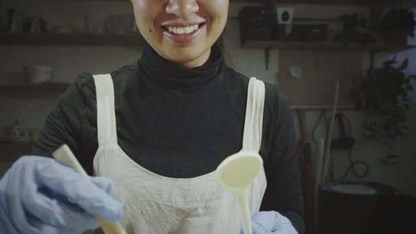 Lachende aziatische pottenbakker werkt in pottenbakker worskhop — Stockvideo