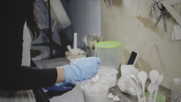 Maestro alfarero esmaltes de cerámica — Vídeo de stock