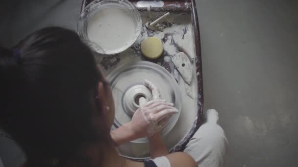 Potter arbetar vid keramik hjul i verkstad — Stockvideo