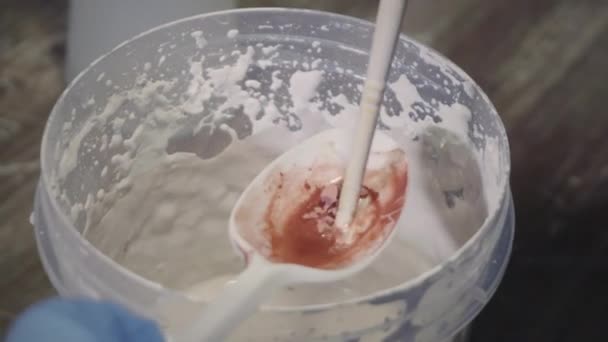 Potter colore glaçure blanche avec couleur rouge — Video