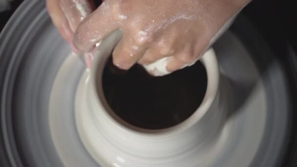 Hoofdpottenbakker en vaas van klei op het pottenbakkerswiel — Stockvideo
