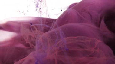 Kırmızı ve mor renkler mürekkep bulutu