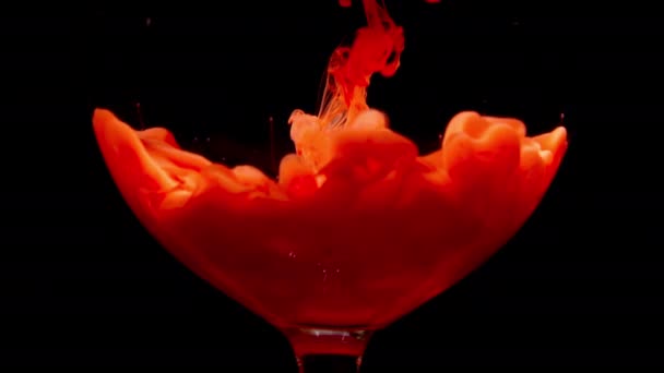 Vörös tinta cseppek borosüvegben — Stock videók