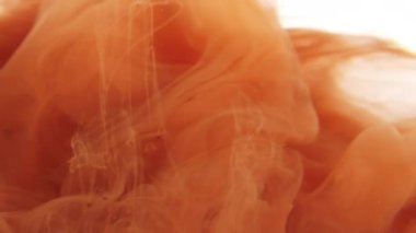 Suda turuncu mürekkep damlaları